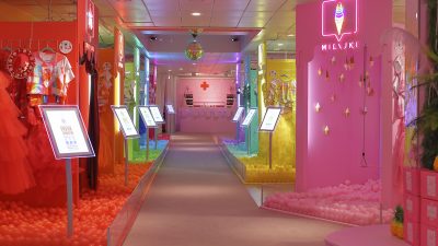 Inuti ett selfiemuseum.