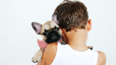 En hund och en ung husse